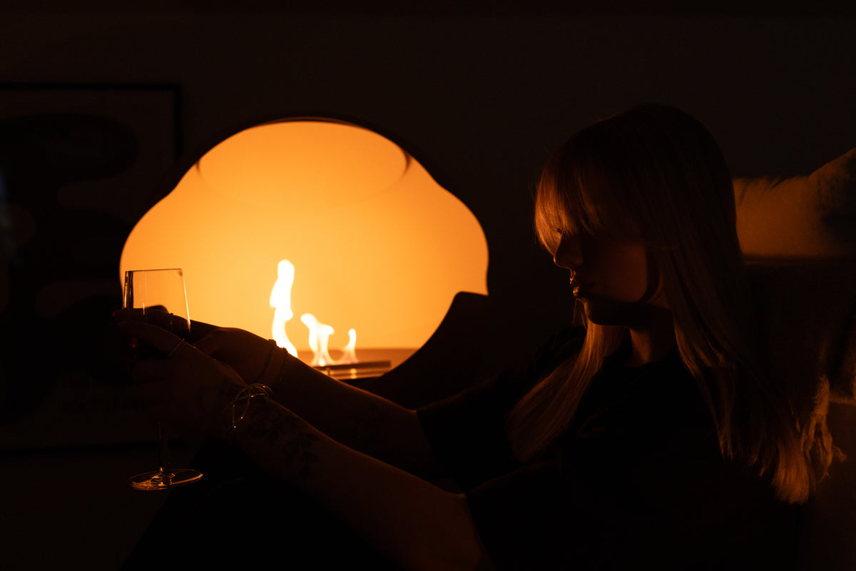 Tänd Vauni Globe i Almond som lyser upp ett mörkt vardagsrum. Foto: Alexander Arnholm
